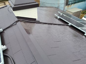 足場を組まずに屋根塗装は危険を伴いますが、とても丁寧に塗装致します！　